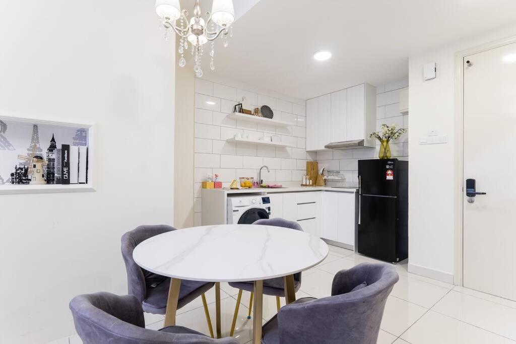 クアラルンプールArte Mont Kiara Duplex 4 Pax Jacuzziアパートメント エクステリア 写真